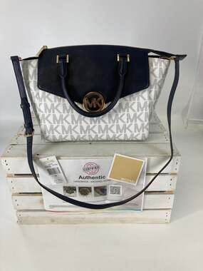 MICHAEL KORS, LARGE SIGNATURE PRINT LEATHER CROSSBODY BAG
